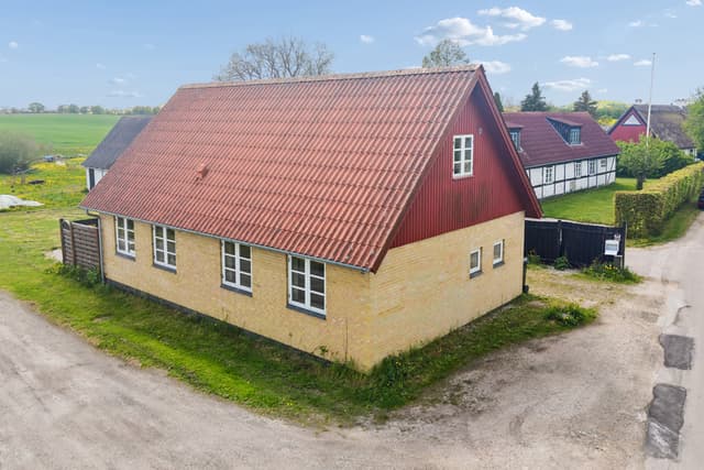 DEJLIGT VILLA MED HAVEN VÆK FRA VEJEN I LANDSBYENS RO TÆT PÅ HVERDAGEN