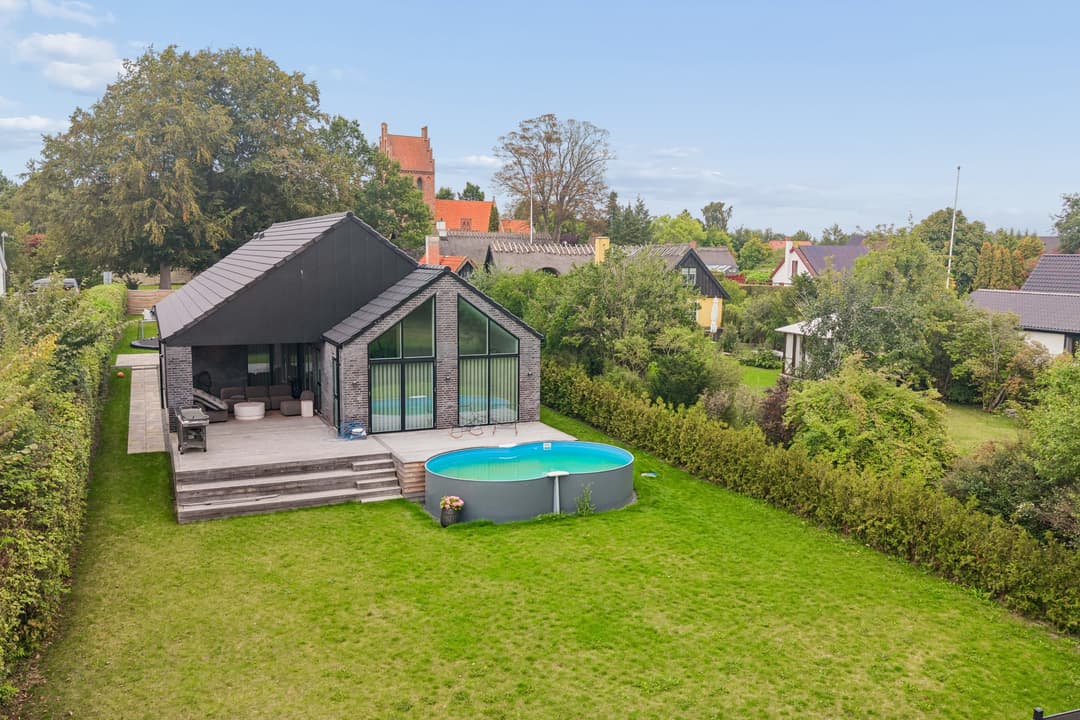 “CUSTOM MADE” TIL PERFEKTION – EKSKLUSIV VILLA MED NATUREN SOM NABO, billede 1 af 8