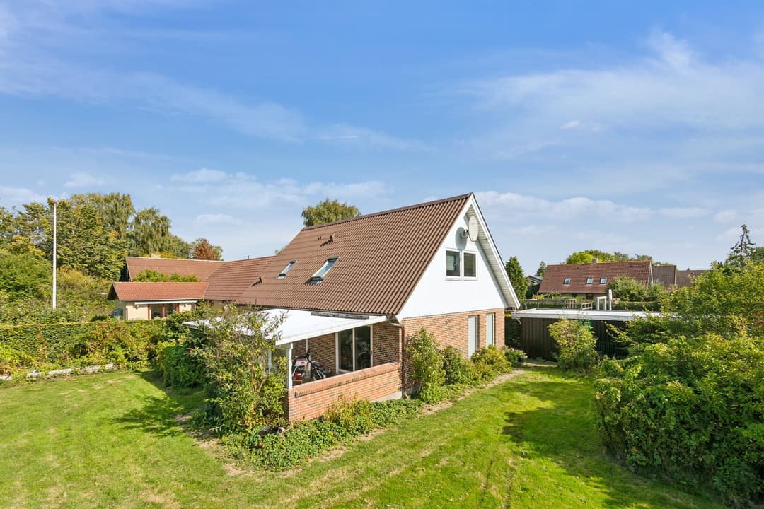 FIN VILLA MED DEJLIG HAVE LIDT UDEN FOR HILLERØD, billede 1 af 8