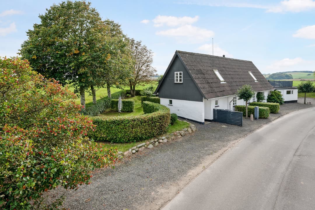 CHARMERENDE OG INDBYDENDE VILLA UD TIL ÅBNE MARKER, billede 1 af 8