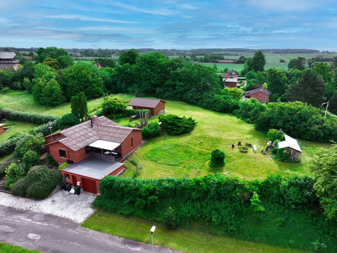 Velholdt, pæn og harmonisk villa med stor velplejet naturgrund på egen bakke. En ejendom med herlighed og beliggenhed.
Må benyttes som fritidshus., billede 1 af 8