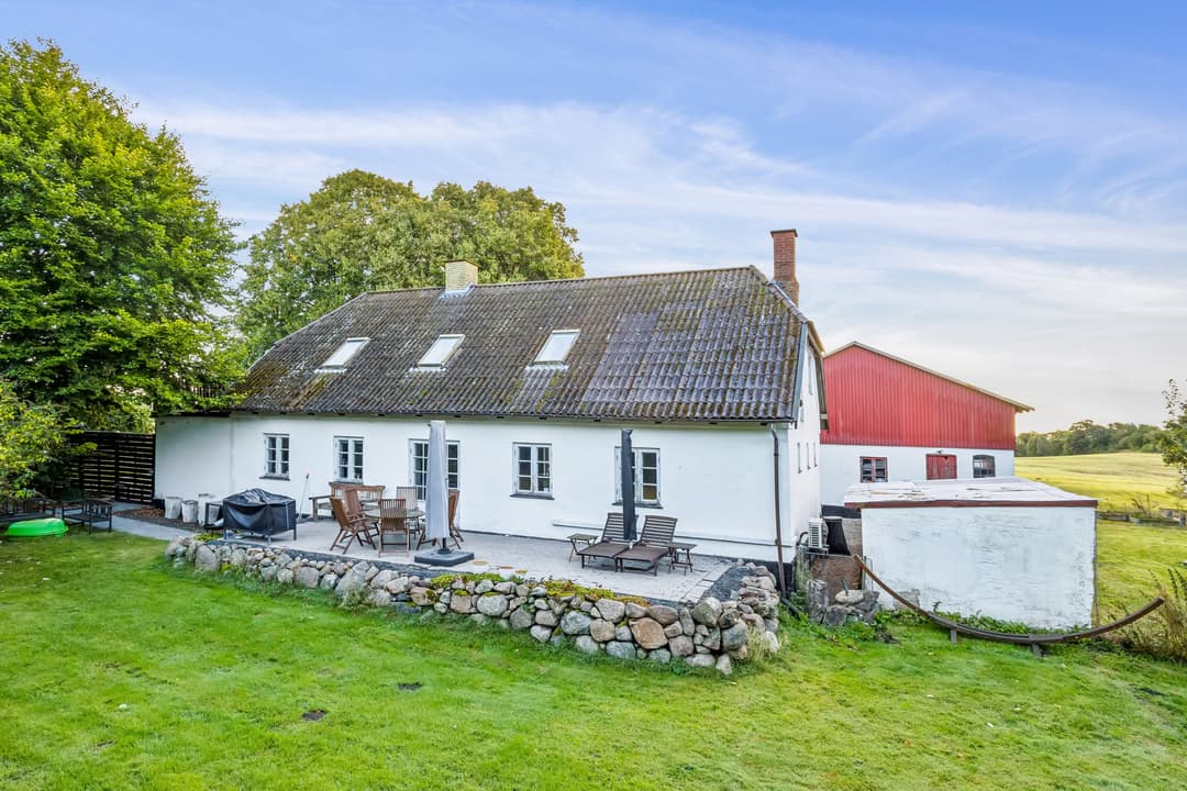 FAMILIEVILLA MED PLADS TIL HOBBY I FREDELIGE LANDOMGIVELSER, billede 1 af 8