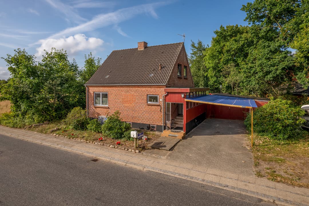 CHARMERENDE EJENDOM MED KÆLDER OG UDSIGT TIL ÅBNE MARKER, billede 1 af 8