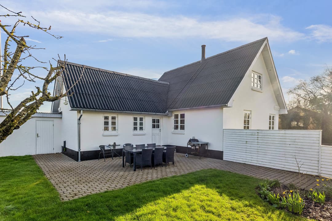 INDFLYTNINGSKLAR VILLA PÅ EN ROLIG VEJ MED SOLRIG HAVE OG SKØN BELIGGENHED I FARSØ, billede 1 af 8