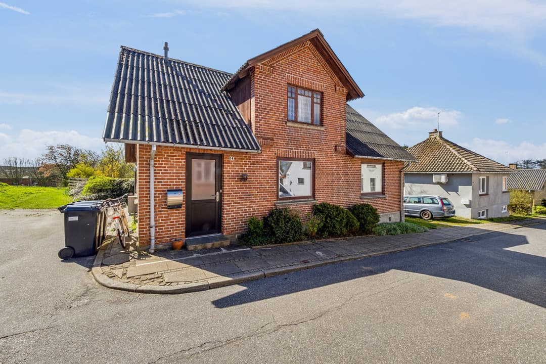 MULIGHEDSRIG VILLA I FAMILIEVENLIGE OG NATURSKØNNE OMGIVELSER, billede 1 af 8