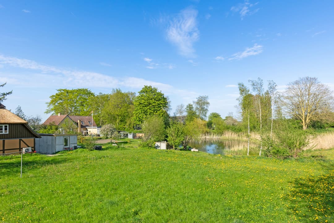 NATURSKØN GRUND I DEJLIG LANDSBYATMOSFÆRE, billede 1 af 8