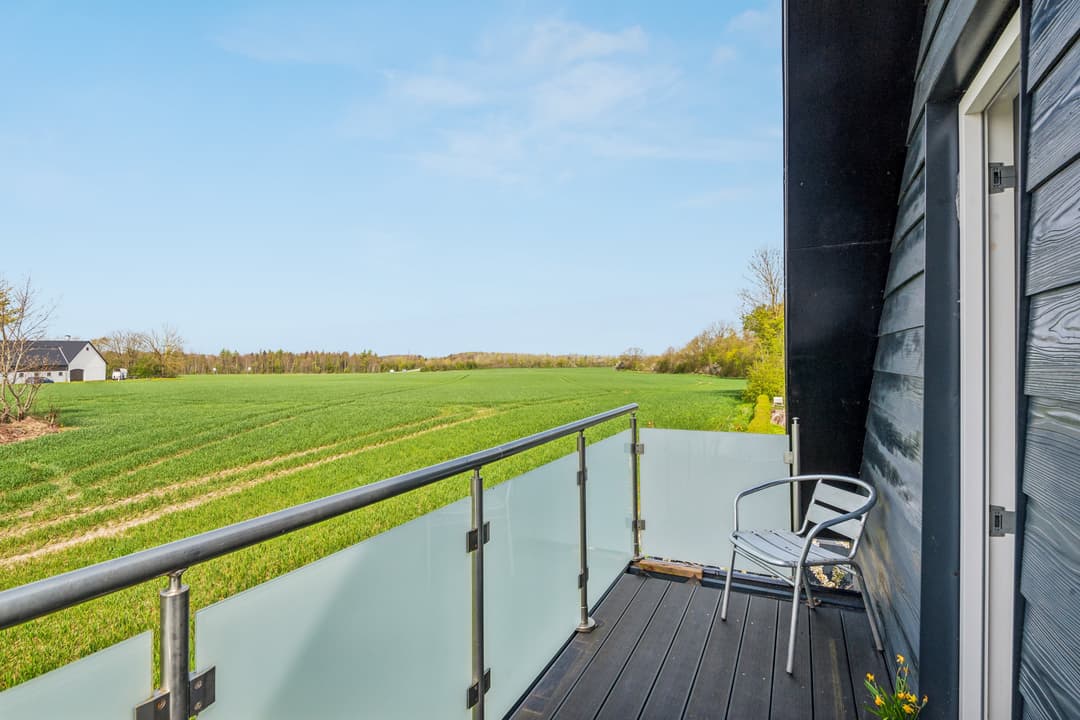 VILLA MED TAGTERRASSE TI KILOMETER FRA AARHUS C I BØRNEVENLIGT OMRÅDE, billede 1 af 8