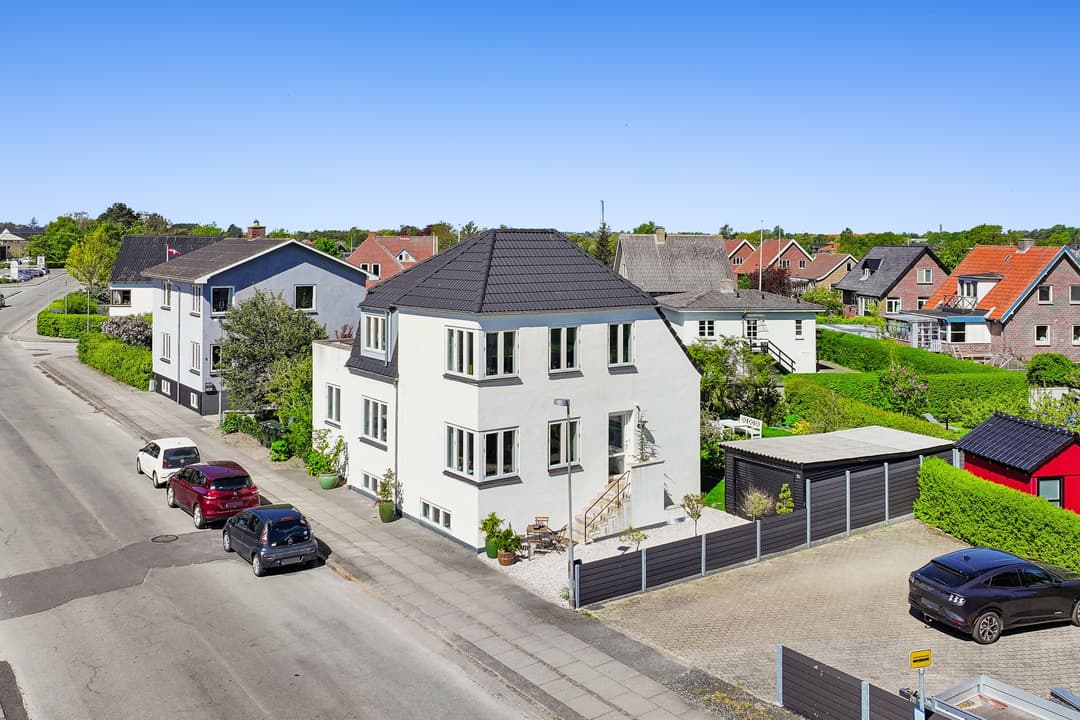 FLOT ARKITEKTONISK VILLA PÅ 195 ETAGEMETER MED SOLRIG TAGTERRASSE MED MULIGHED FOR FLEXBOLIG, billede 1 af 8