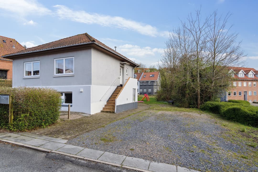 TOTALRENOVERET BOLIG MED TERRASSE OG MODERNE KOMFORT I KOLDING, billede 1 af 8
