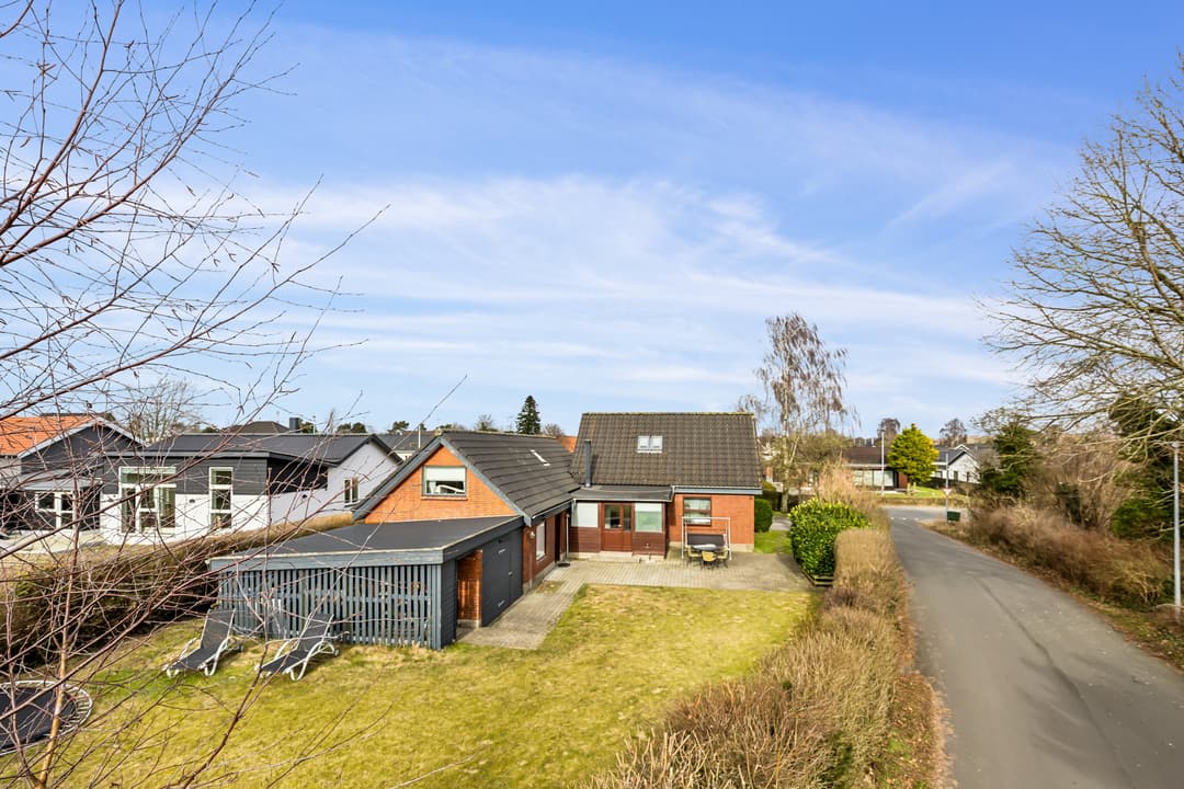 VILLA MED PLADS TIL FAMILIELIV, billede 1 af 8