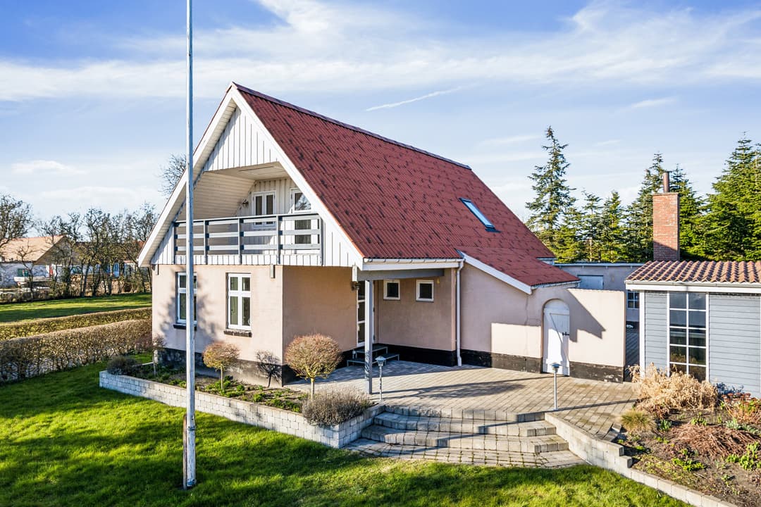 MODERNISERET VILLA OMGIVET AF SKØN NATUR KUN 1 TIME FRA AARHUS, billede 1 af 8