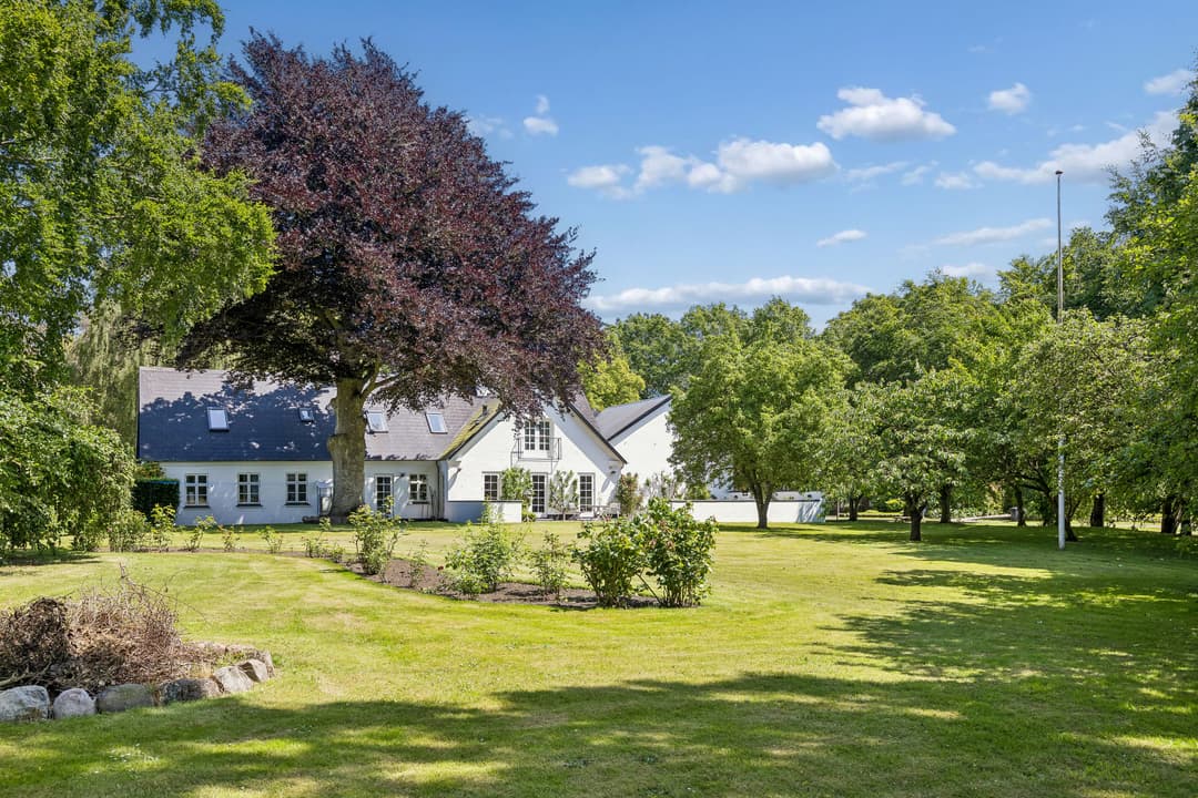 VELHOLT EJENDOM MED UDSIGT TIL MARKER OG SØ, billede 1 af 8