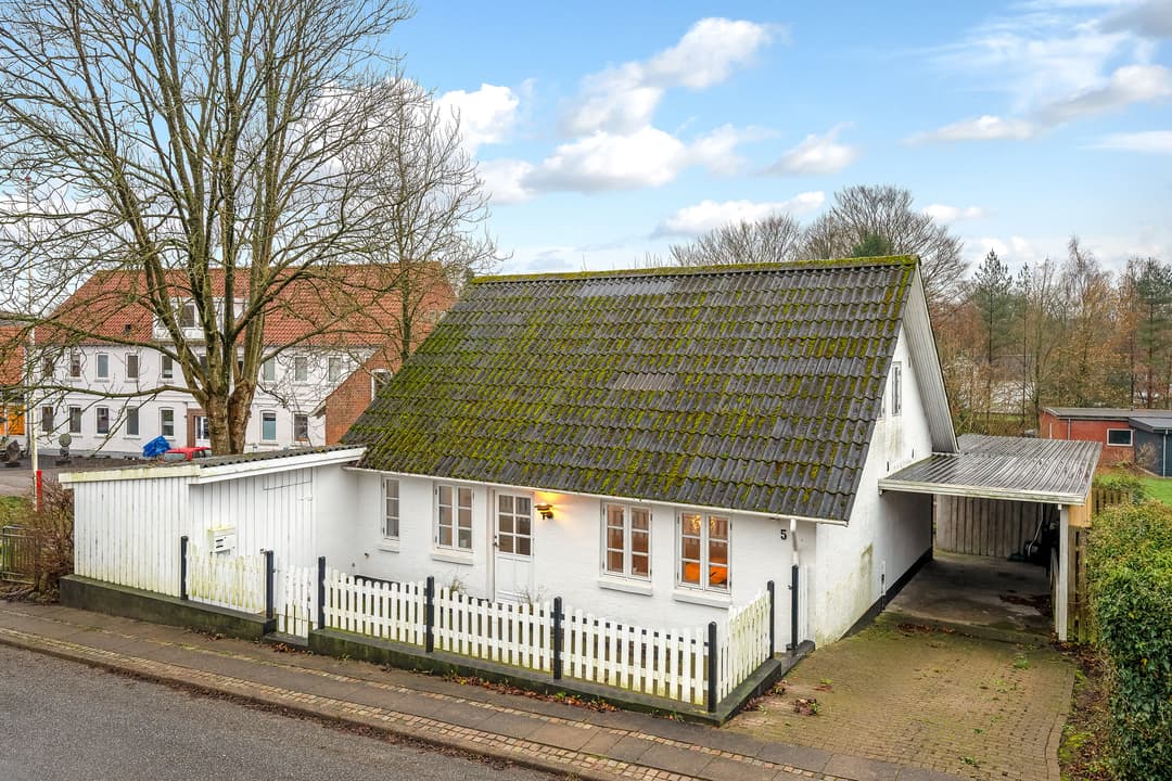 CHARMERENDE BYVILLA MED HYGGELIGE OMGIVELSER, GODE OPHOLDSRUM OG SKØN HAVE, billede 1 af 8