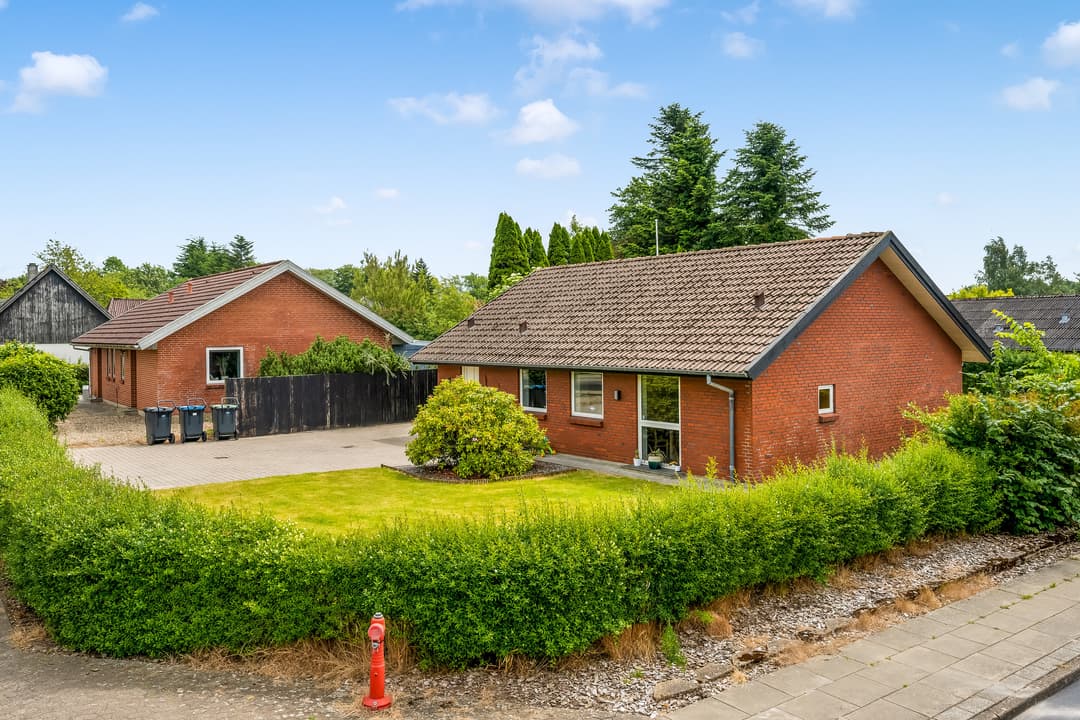 FUNKTIONSRIG OG VELHOLDT VILLA I ROLIG HOLSTED‑BELIGGENHED, billede 1 af 8