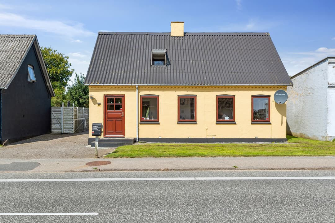 EN EJENDOM MED MULIGHEDER TÆT PÅ ALT, HVAD I SKAL BRUGE, billede 1 af 8