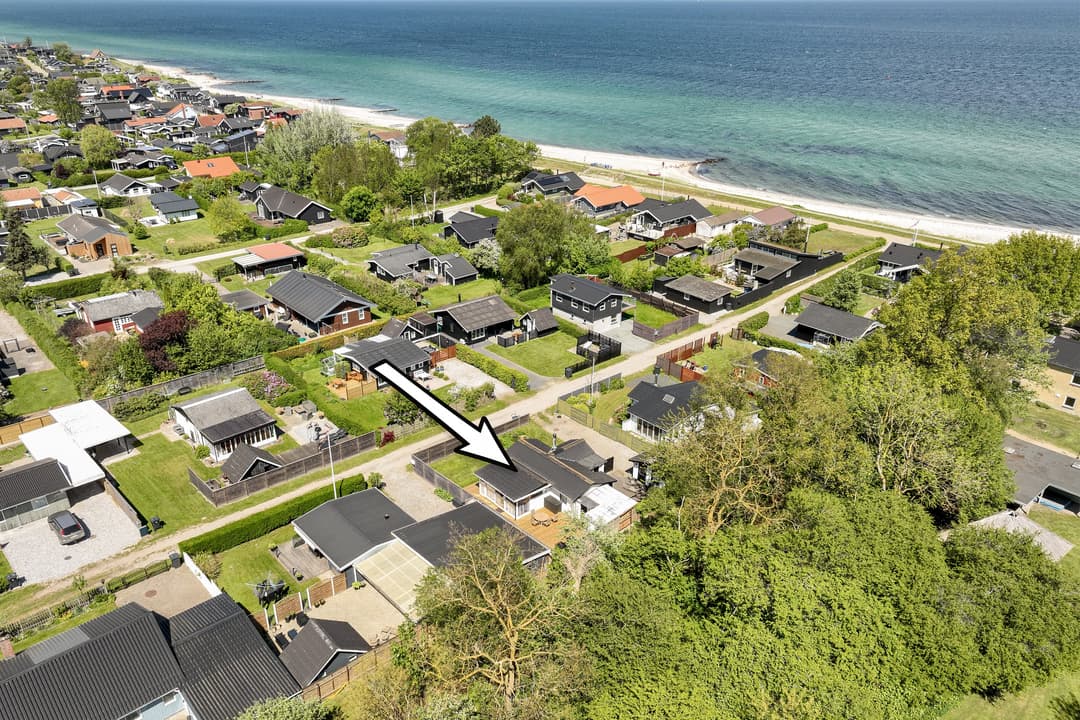 Sommeridyl ved Hasmark Strand – charmerende fritidshus kun få skridt fra havet, billede 1 af 8
