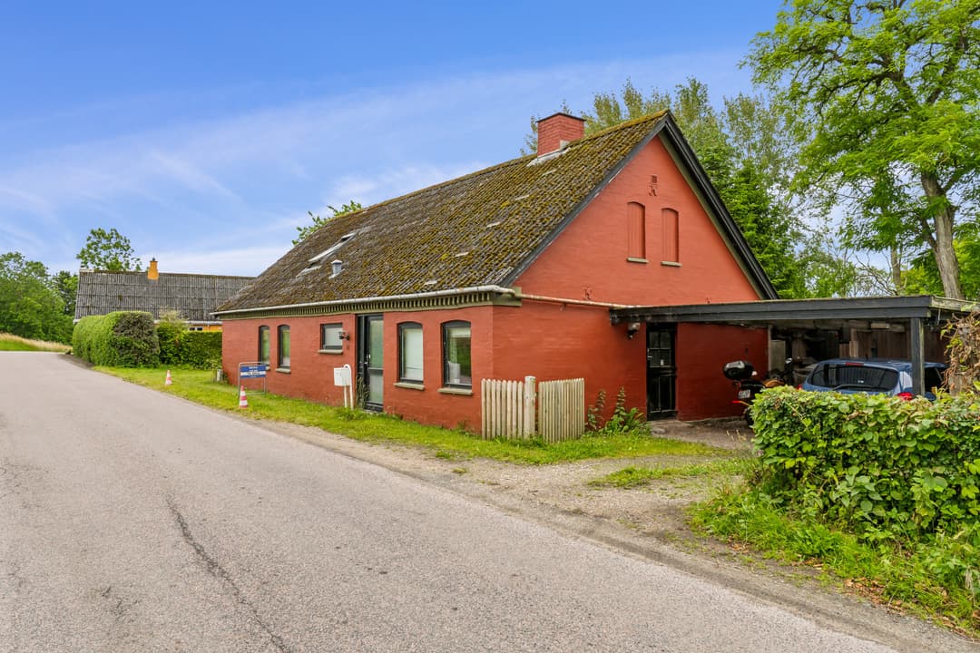BUD ØNSKES PÅ DENNE MULIGHEDSRIG VILLA I GRØNNE OMGIVELSER, billede 1 af 8