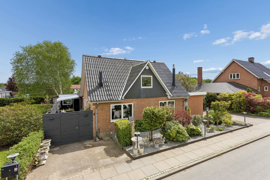 RØDSTENSVILLA MED PLADS TIL FAMILIELIV OG SAUNA I HAVEN, billede 1 af 8
