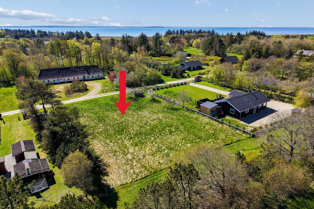 Sommerhusgrund i naturskønne omgivelser, billede 1 af 8
