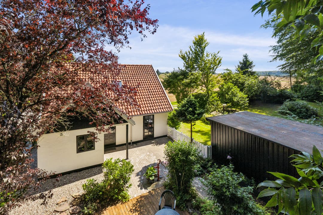 NY PRIS: Istandsat landvilla / fritidshus direkte ved skov og marker – med panoramaudsigt og billig opvarmning, billede 1 af 8