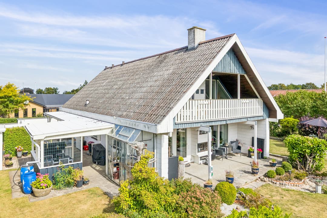 VELHOLDT VILLA MED UDSIGT OG HYGGELIG HAVE I NATUREN, billede 1 af 8