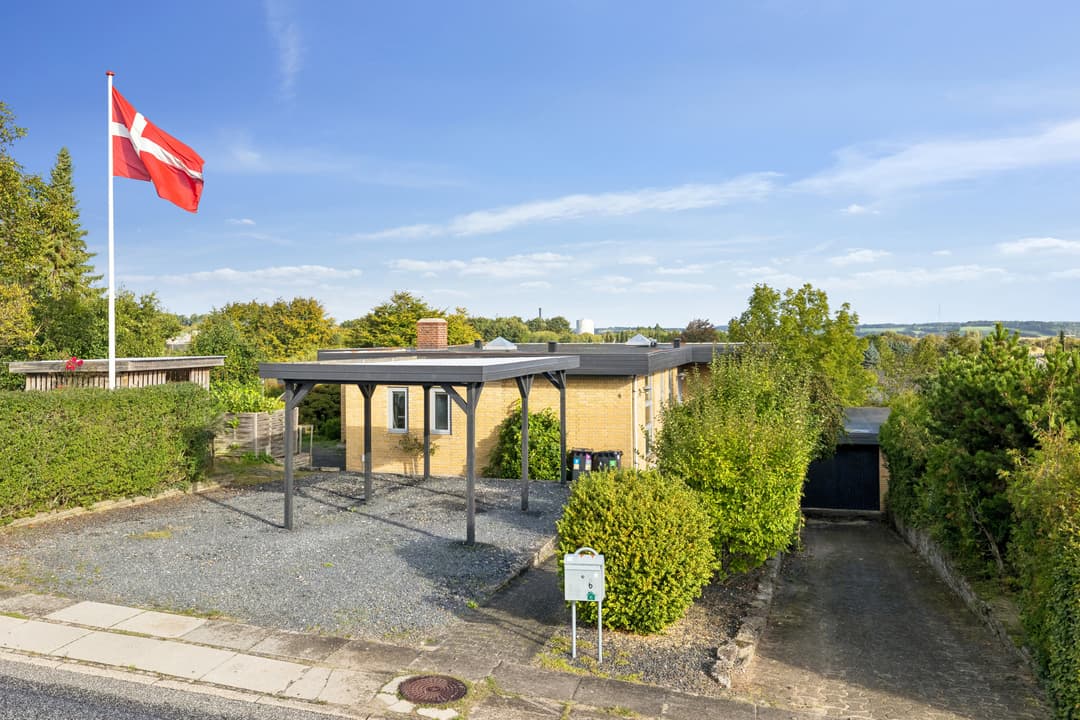 VILLA MED UDSIGT I ROLIGT OMRÅDE TÆT PÅ NATUREN, billede 1 af 8