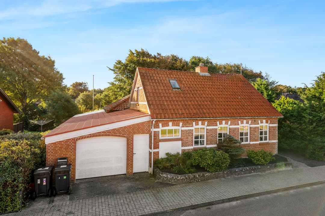 VELHOLDT VILLA MED GOD PLADS, GARAGE OG HYGGELIG HAVE I HEMMET, billede 1 af 8