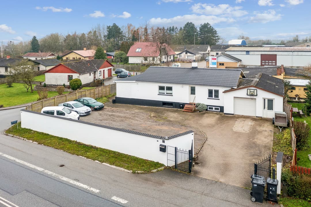 FAMILIEVENLIG VILLA MED STOR GARAGE OG NATURSKØN BELIGGENHED, billede 1 af 8