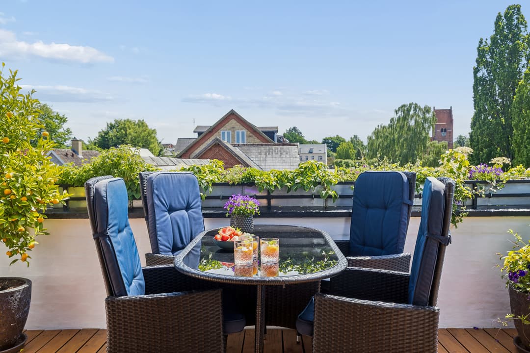 INDBYDENDE LEJLIGHED MED TAGTERRASSE MIDT I BYEN, billede 1 af 8