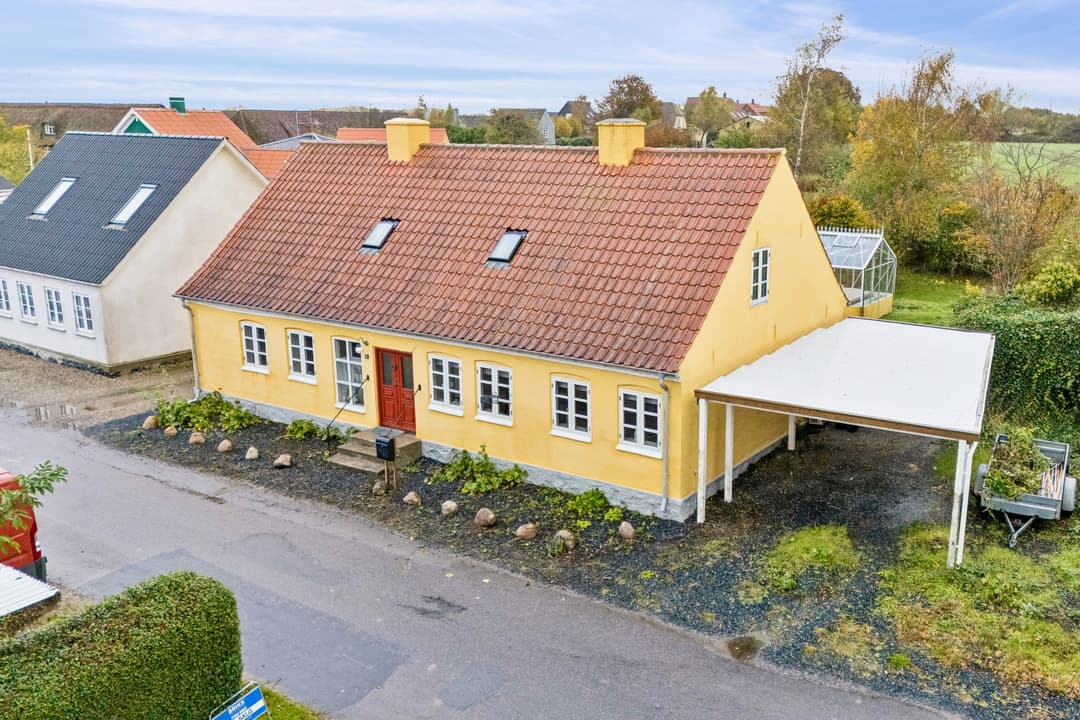 CHARMERENDE VILLA MIDT I LANDIDYLLEN, billede 1 af 8