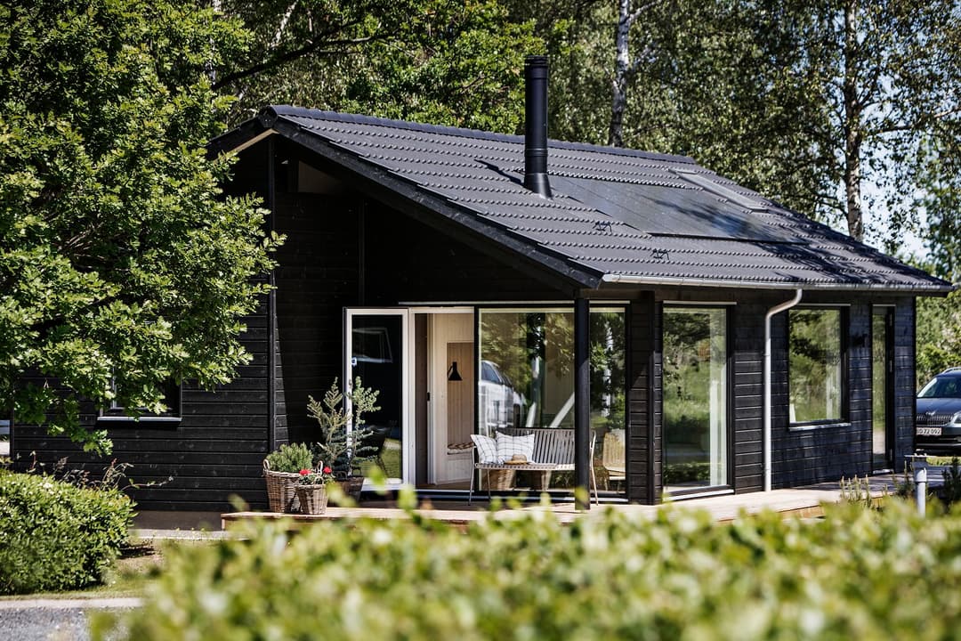 VELBELIGGENDE SOMMERHUS MED SKØN UDSIGT TIL MARKER OG SKOV - HUSET ER TIL NEDRIVNING, billede 1 af 5