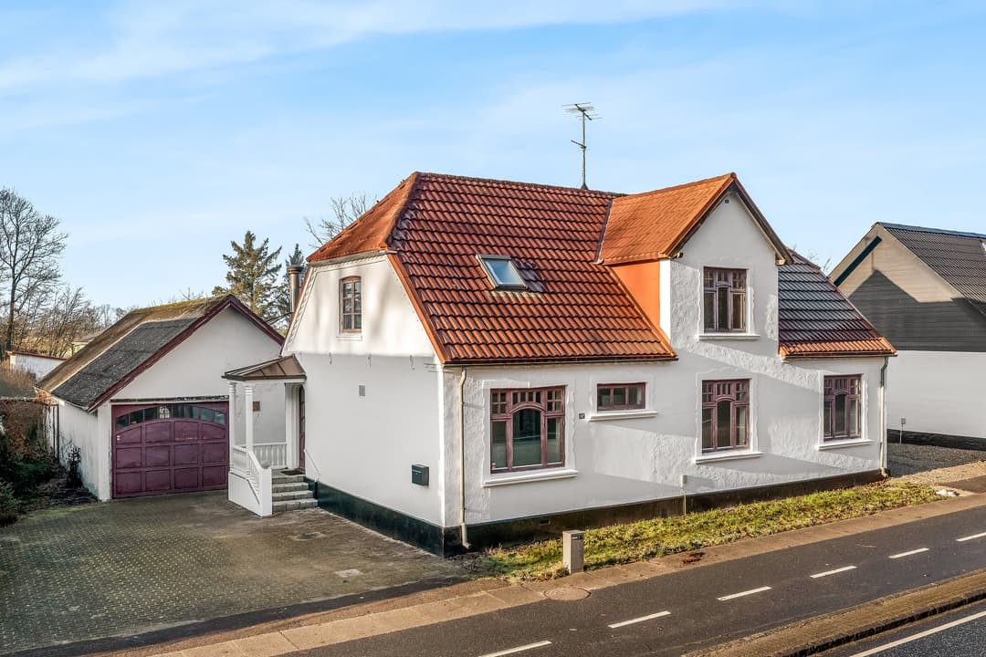CHARMERENDE SNEDKERMESTERVILLA MED FLEKSIBEL PLANLØSNING OG NATUR SOM NABO, billede 1 af 8