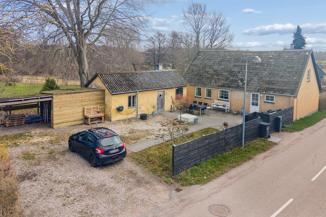 ETPLANVILLA MED RARE, LANDLIGE FORNEMMELSER, billede 1 af 8