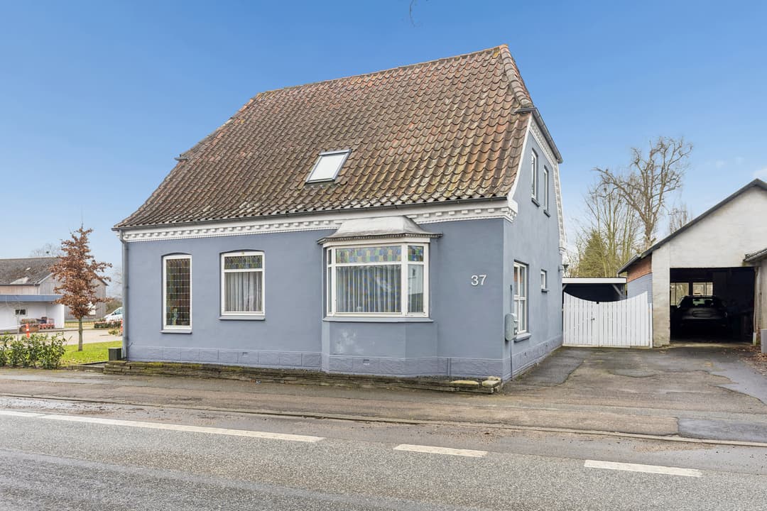 CHARMERENDE VILLA MED STORT POTENTIALE OG STOR HAVE, billede 1 af 8