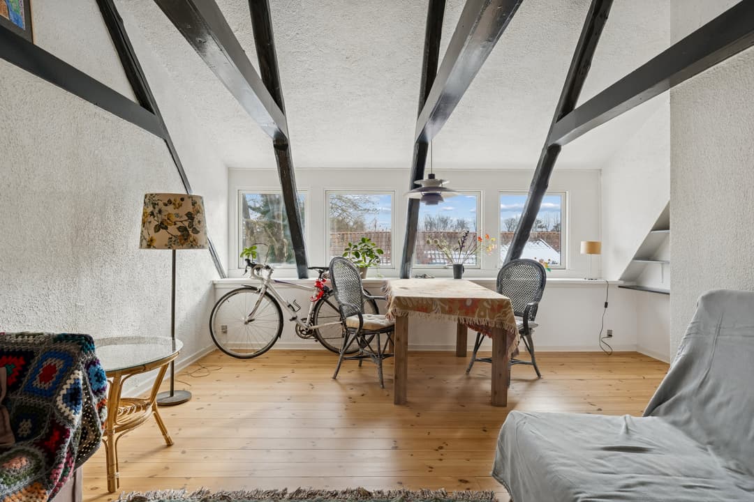 HYGGELIG TOVÆRELSES MED STOR FÆLLES HAVE, billede 1 af 8