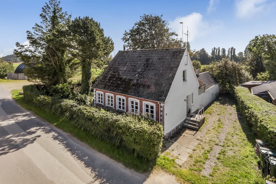 VILLA BELIGGENDE I ROLIGE OMGIVELSER SOM MÅ BRUGES SOM FRITIDSBLIG, billede 1 af 8