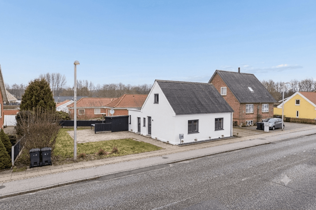 FINT OG OVERSKUELIGT BYHUS MED CENTRAL ADRESSE, billede 1 af 8