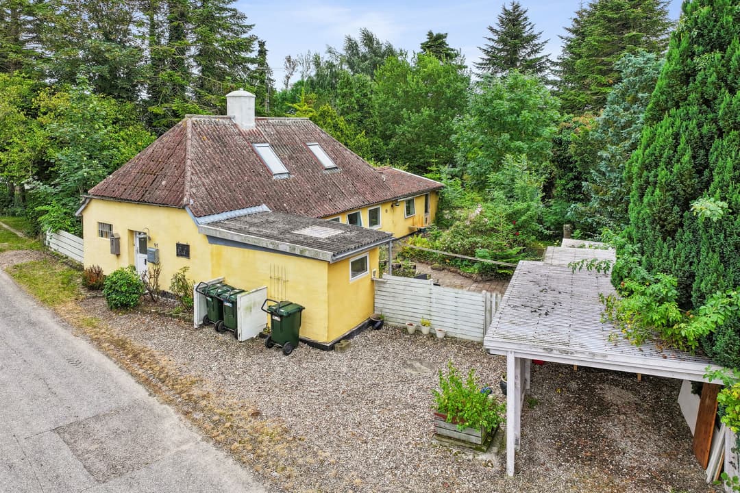 FINT HUS I SMUKKE OG HYGGELIGE OMGIVELSER PÅ SYDLANGELAND, billede 1 af 8