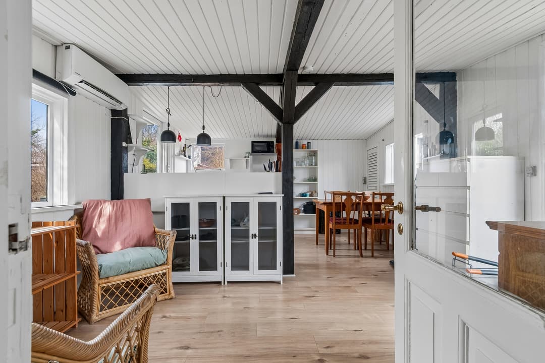 HYGGELIGT INDFLYTNINGSKLART KOLONIHAVEHUS MED SOLRIG HAVE, billede 1 af 8