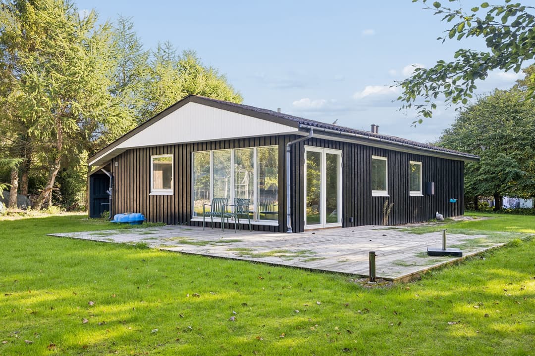 LYST OG VELHOLDT FRITIDSHUS PÅ STOR GRUND, billede 1 af 8
