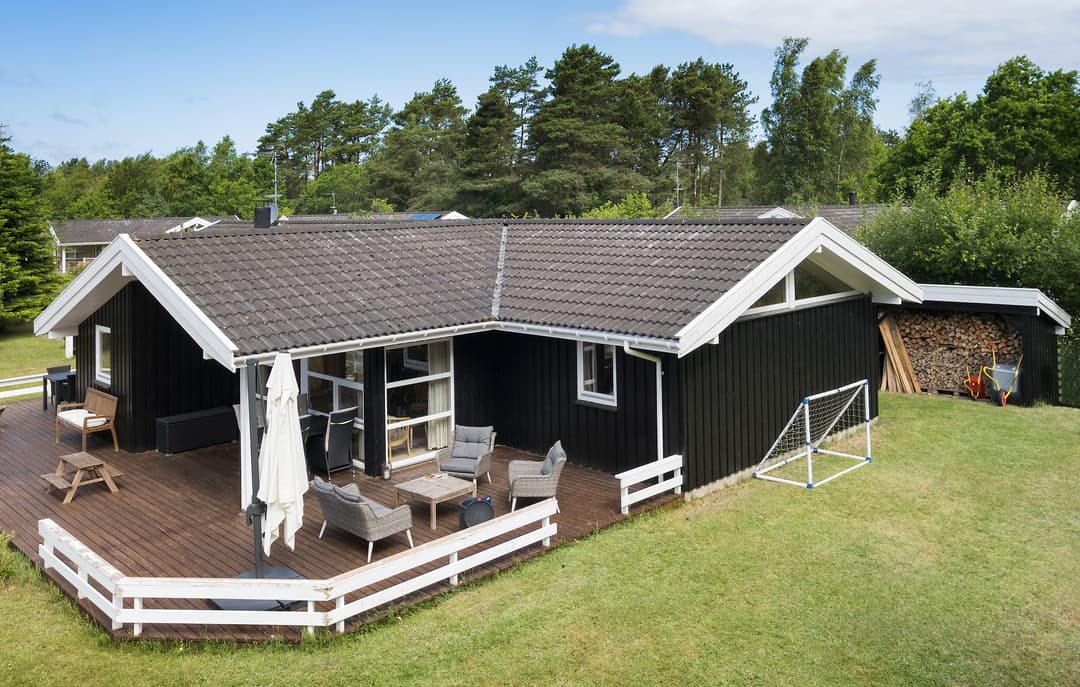 GENNEMFØRT FRITIDSBOLIG MELLEM SKOV OG STRAND, billede 1 af 8