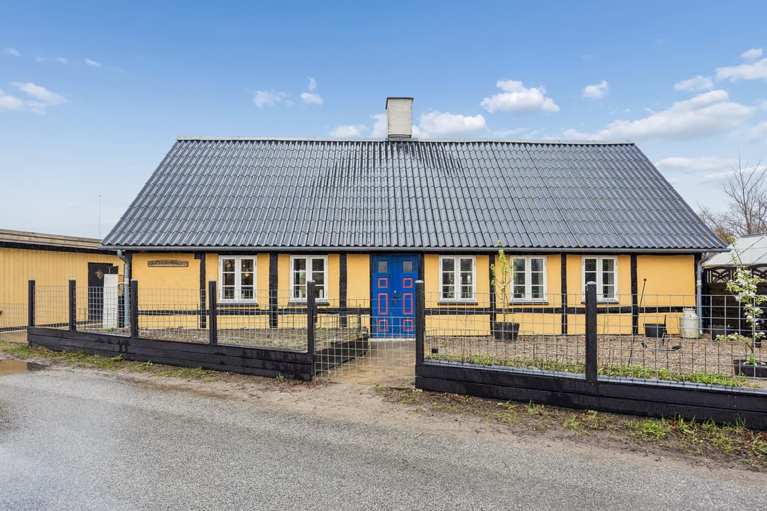 IDYLLISK HUS I LANDLIGE OMGIVELSER, billede 1 af 8