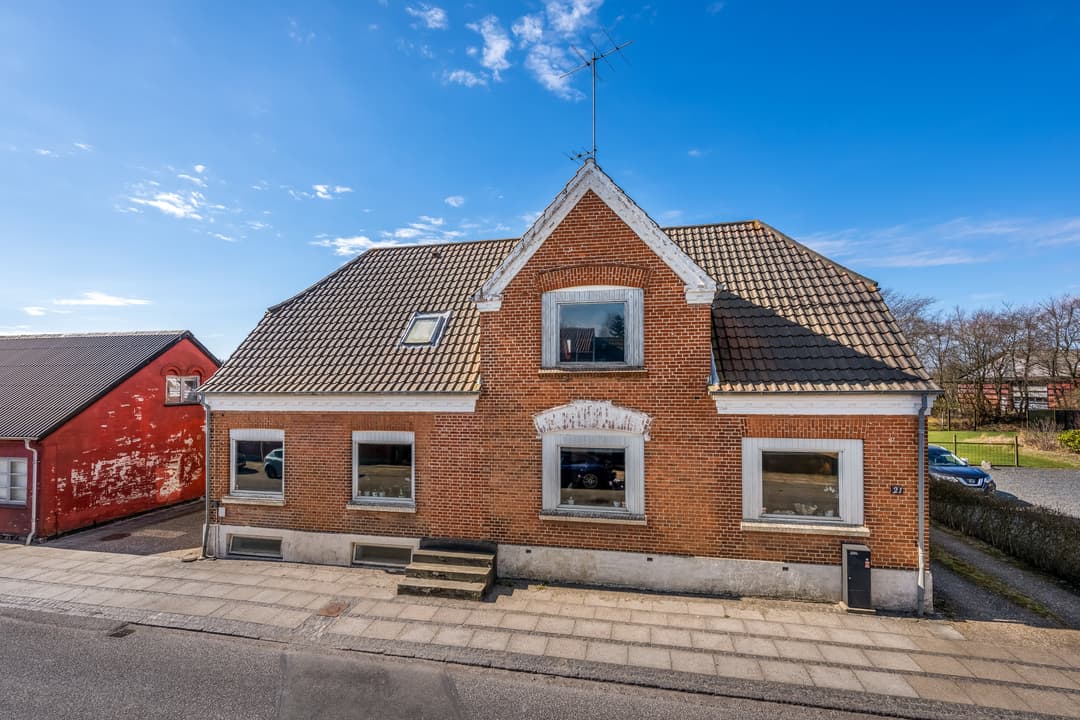 RUMMELIG VILLA MED STOR GARAGE OG GODE MULIGHEDER I TROLDHEDE, billede 1 af 8