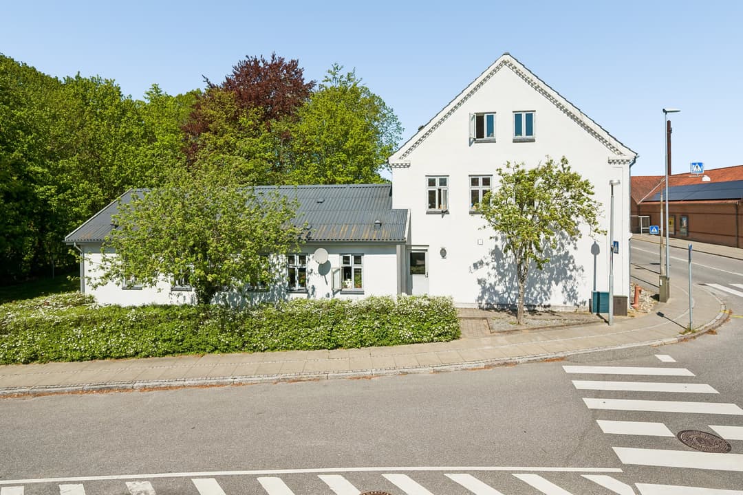 MODERNISERET LEJLIGHED TÆT PÅ LETBANEN, billede 1 af 8
