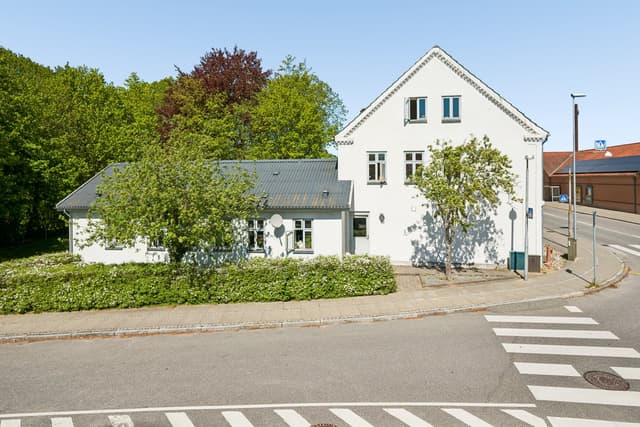 MODERNISERET LEJLIGHED TÆT PÅ LETBANEN