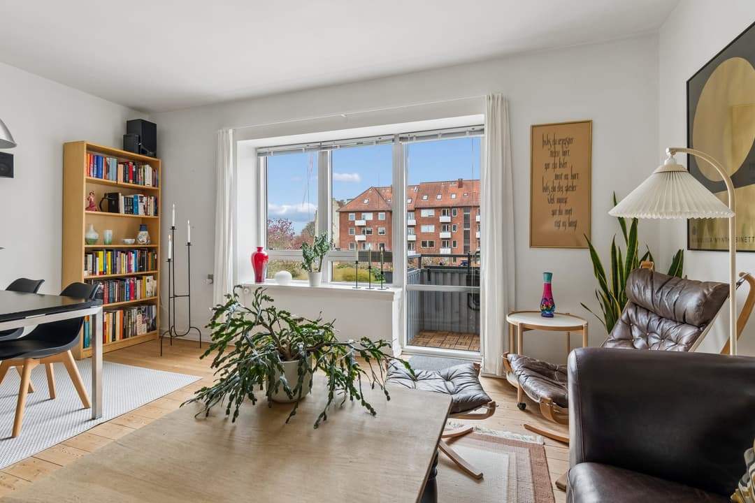 LYS TOVÆRELSES LEJLIGHED MED SOL PÅ BEGGE ALTANER, billede 1 af 8