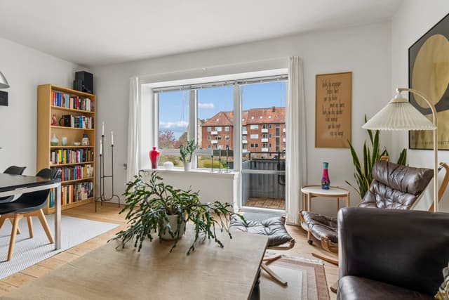 LYS TOVÆRELSES LEJLIGHED MED SOL PÅ BEGGE ALTANER