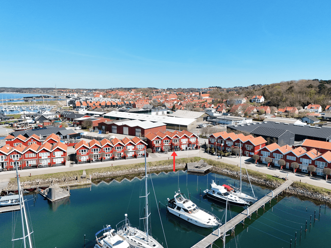 MARITIM LEJLIGHED MED UDSIGT, SOL OG LIV VED VANDET, billede 1 af 8