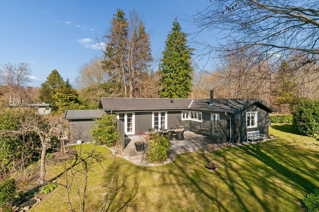 HYGGELIGT SOMMERHUS MED STOR, SOLRIG HAVE, billede 1 af 8