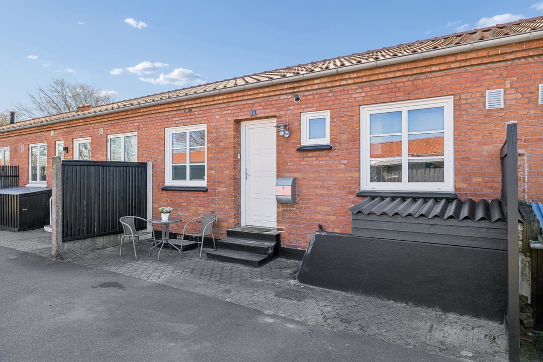 FÅ HUS OG SOLRIG HAVE PÅ EN OVERSKUELIG GRUND, billede 1 af 8
